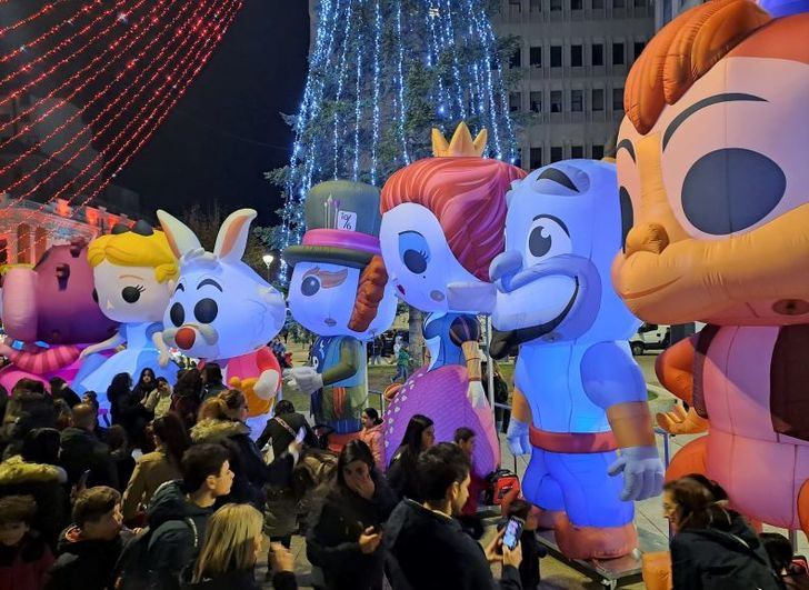 Más de 3.000 personas disfrutaron del pasacalles en el que los personajes 'Mundo ideal' y 'Alice' tomaron el centro de Albacete