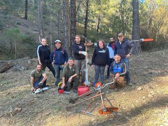 La alcaldesa de Paterna del Madera y un grupo de voluntarios recuperan la Fuente de los Bandoleros
