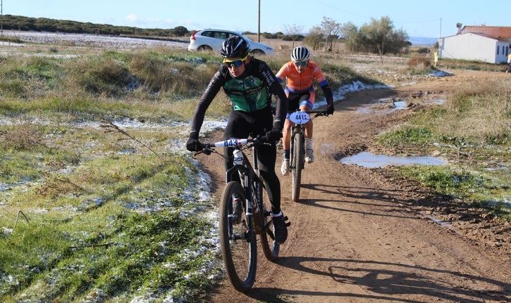 Óscar Carrasco y Alfonsi Villar repiten triunfo y ganan la carrera de BTT de Albacete