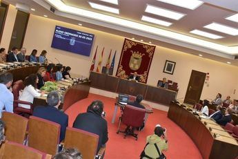 El pleno ratifica la propuesta de Emilio Sáez de trasladar el festivo de apertura comercial del 24 al 25 de junio para respetar el Día de San Juan