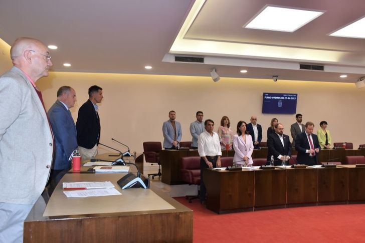 El Pleno del Ayuntamiento de Albacete ha empezado con un minuto de silencio, como gesto de condena a la violencia machista