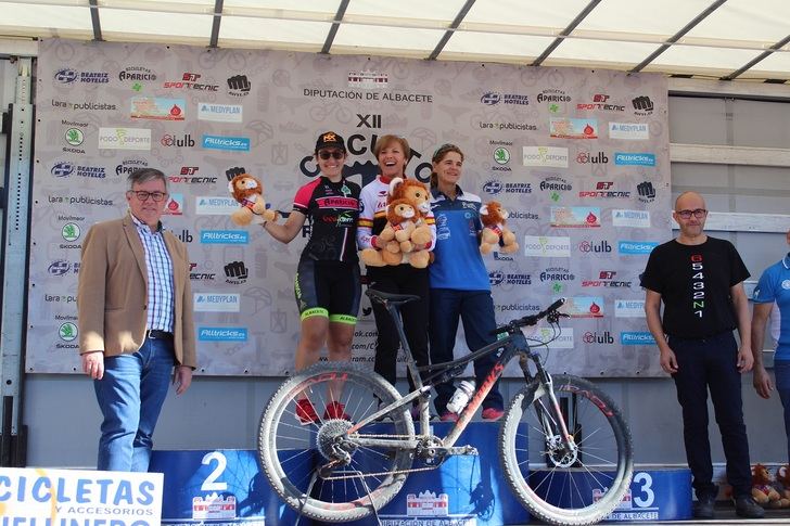 Alberto López y Aída Milán lideran la prueba del circuito de BTT de Hellín 