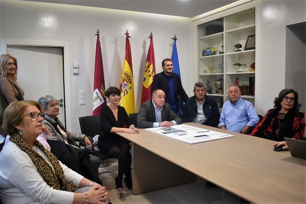 El alcalde de Albacete presenta a los vecinos de La Vereda la reforma y ampliación del centro sociocultural