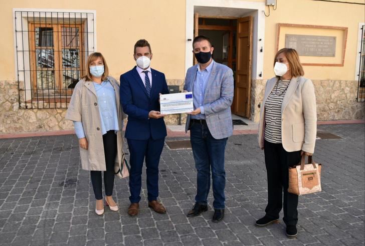 Cabañero supervisa las mejoras realizadas en Férez y Socovos en el marco de la EDUSI del área de Hellín