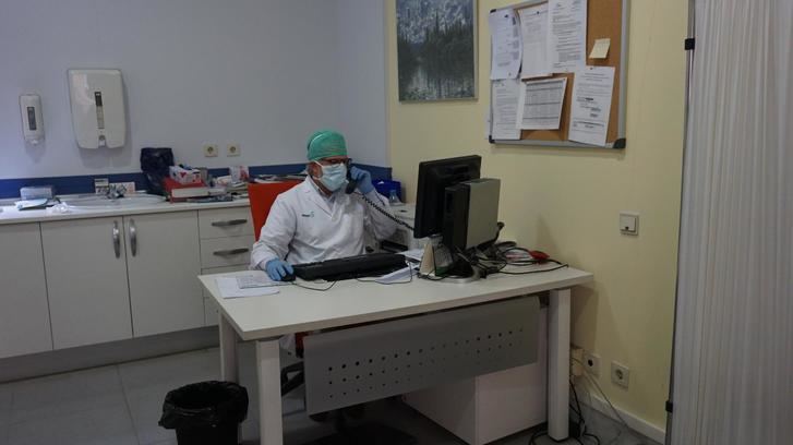 Profesionales de Atención Primaria realizan el seguimiento telefónico a más de 34.000 pacientes por coronavirus