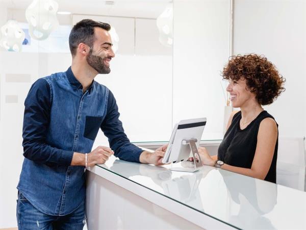 Uno de cada dos españoles afirma fijarse primero en la sonrisa, según Clínicas W