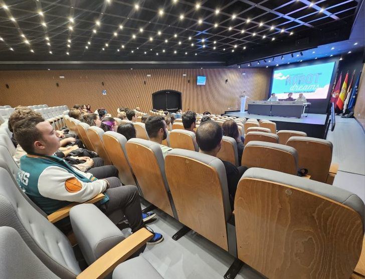 La Diputación de Albacete impulsa el encuentro entre estudiantes de Ciclos Formativos y Julián Larrauri en el marco de ‘Mi primer Abycine’