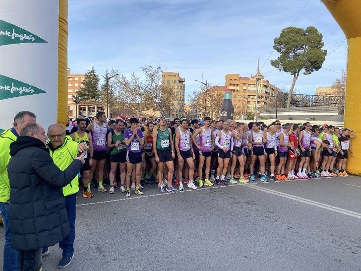 Unas 7.000 personas han participado en la tradicional San Silvestre de Albacete, este año con salida y llegada en el Recinto Ferial