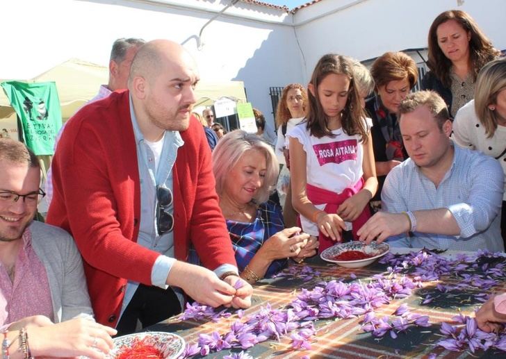 Concurso de monda y festival de folklore en Santa Ana (Albacete) con el azafrán como principal reclamo