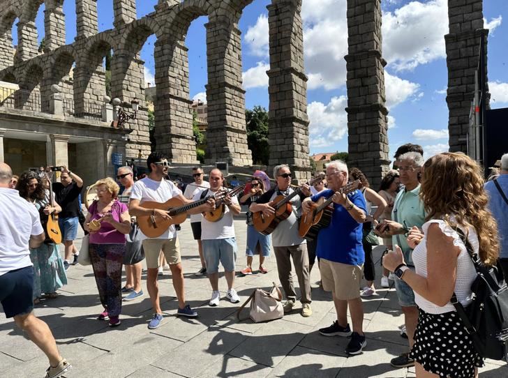 La cuadrilla del grupo de folklore Abuela Santa Ana participa en Folk Segovia