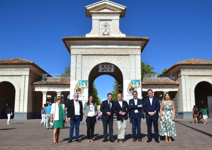 Diputación, Ayuntamiento y JCCM visitan los stands que tienen en la Feria las distintas asociaciones y colectivos 