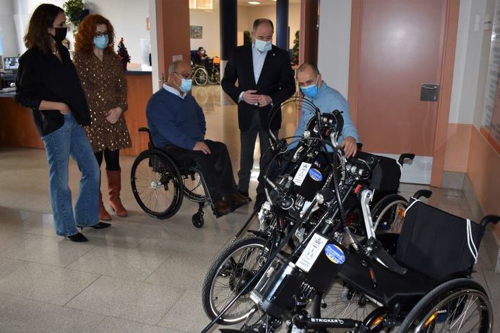 El alcalde de Albacete entrega dos ‘handbikes’ a Cocemfe y destaca que el centro ‘Infanta Leonor’ es referente en España