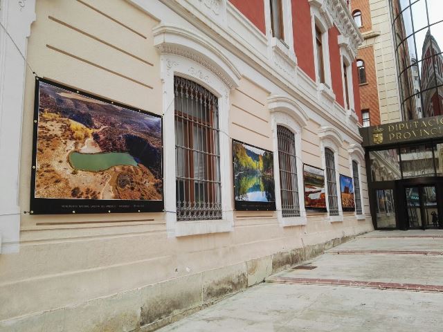 La Diputación Provincial alberga en su fachada la exposición 'Paisajes de Albacete', de Toni Real