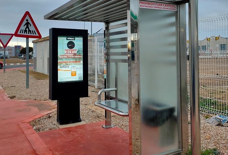 La instalación de dos tótems táctiles transforma la experiencia en el Polígono Industrial de Romica en Albacete