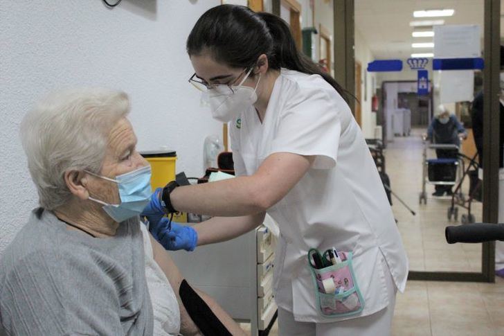 Sanidad continúa en Albacete la vacunación de la segunda dosis de refuerzo contra el Covid-19 en las personas mayores de 80 años