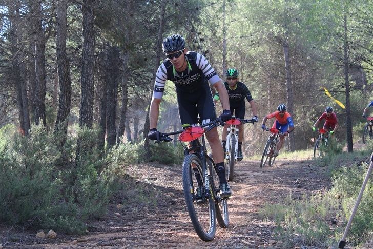 Yago Sardina y Aída Milán se imponen en el circuito de BTT de Casas Ibáñez