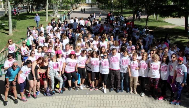 Cientos de personas participan en Albacete en la quinta edición de la concentración ‘Zúmbale al cáncer’