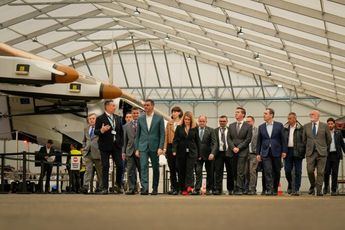 Cabañero acompaña al presidente del Gobierno a conocer la aeronave propulsada por energía solar que Skydweller ha desarrollado en Albacete