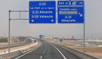 La autovía A-33 reabre al tráfico tras un accidente con dos heridos cerca de Caudete