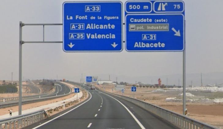 La autovía A33 a su paso por Caudete