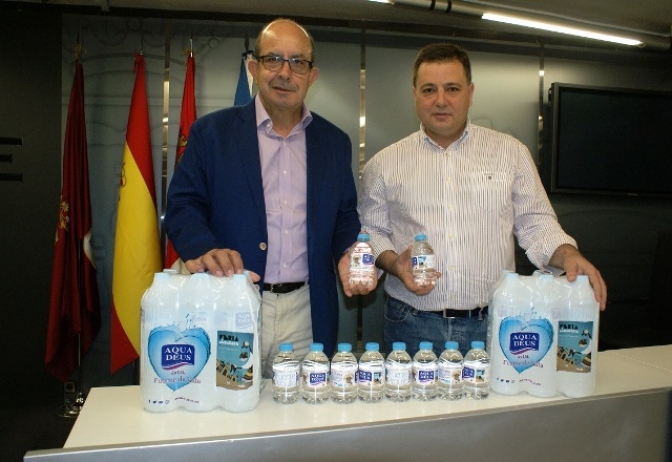 Serrano agradece a Aquadeus que promocione la feria de Albacete con 7,5 millones de botellas de agua
