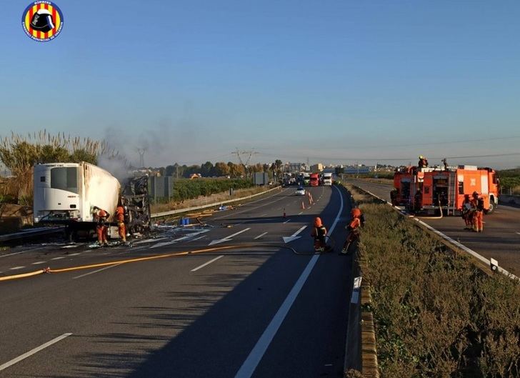 Abierta al tráfico en sentido Albacete la A-7, cortada al tráfico en Valencia durante horas por el incendio del remolque de un camión con pintura y disolvente
