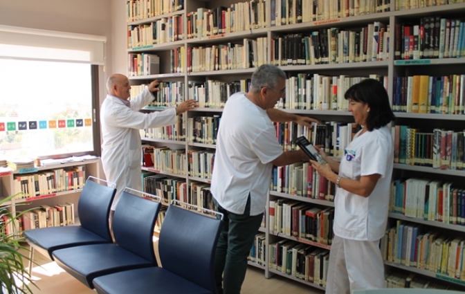 El Hospital de Albacete cuenta con un fondo de 5.000 libros para hacer más llevadera la estancia