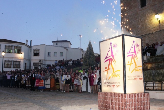 Una treintena de reinas de las fiestas de La Roda asistieron al primer acto conmemorativo del 75 aniversario