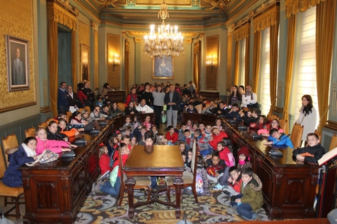 Alumnos y profesores del colegio del Rosario de Balazote asisten a la obra de teatro ‘Superheroes of Nature’, en Albacete