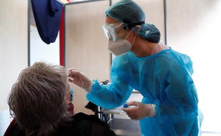 La caída de nuevos casos en Castilla-La Mancha se atenúa en la última semana pero reduce la tasa de incidencia a 36