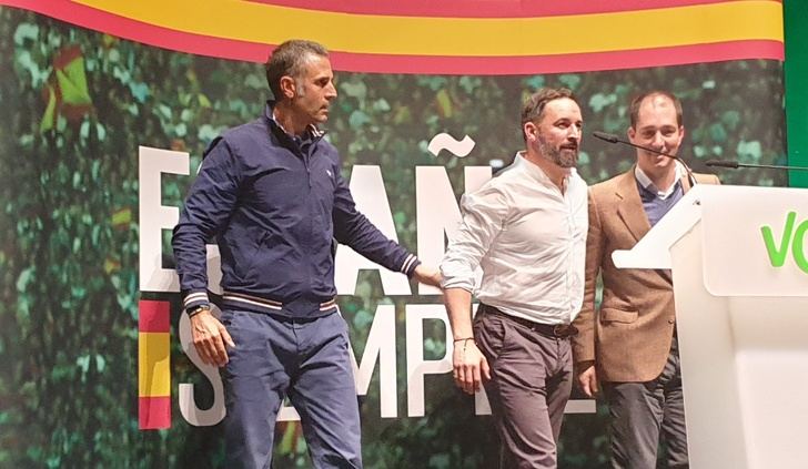 Santiago Abascal, entre Lomana y Víctor González, en el acto de Albacete