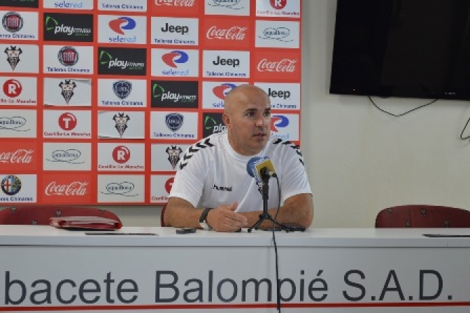 El entrenador del Albacete sigue confiando en el proyecto y dice que las derrotas han venido por “desatenciones” individuales