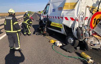 Un muerto y un herido tras la colisión de un camión y una furgoneta en La Roda (Albacete)