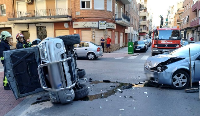 Aparatoso accidente de tráfico en Albacete, en el cruce de las calles Antonio Machado y Torres Quevedo