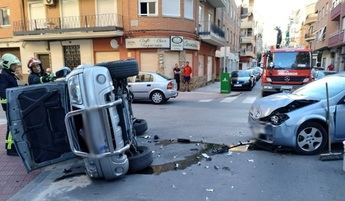 Aparatoso accidente de tráfico en Albacete, en el cruce de las calles Antonio Machado y Torres Quevedo