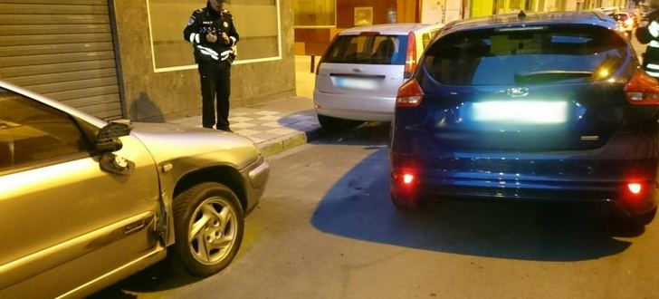 Un conductor borracho chocó con dos coches estacionados en la calle Mariana Pineda de Albacete