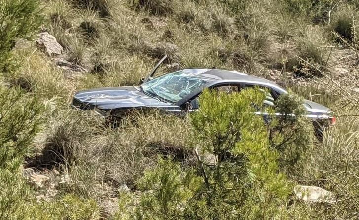 Los bomberos rescatan a una mujer atrapada durante 19 horas en un coche accidentado en Yeste (Albacete)