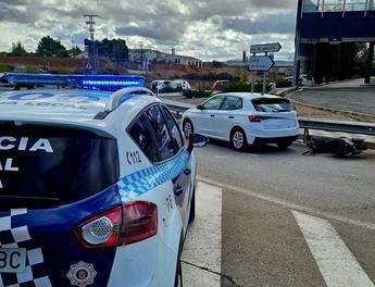 Colisión entre turismo y ciclomotor provoca traslado al hospital en Cuenca