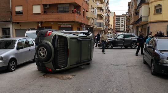 Un herido tras un espectacular choque con un coche que acabó volcado en la calle Lepanto de Albacete