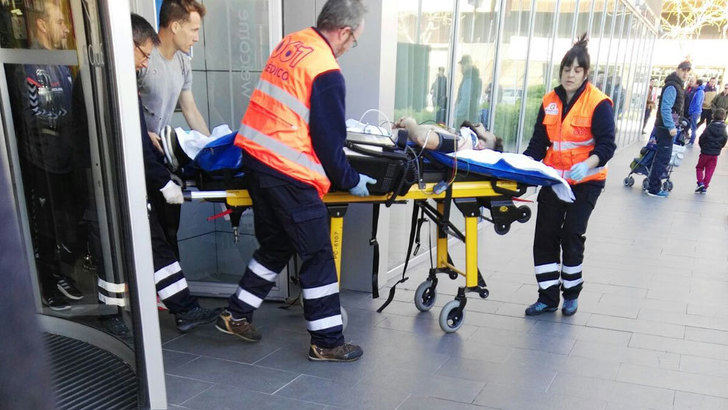 Pelayo siendo trasladado por los servicios de emergencias.