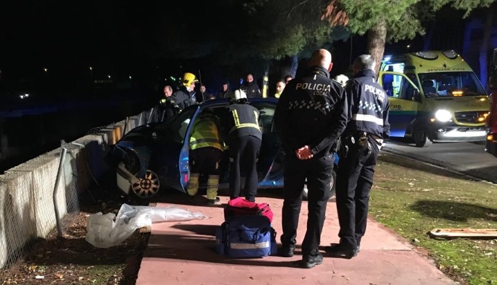 Bomberos y Policía Local de Albacete intervienen para sacar al conductor de un coche en un accidente en Campollano