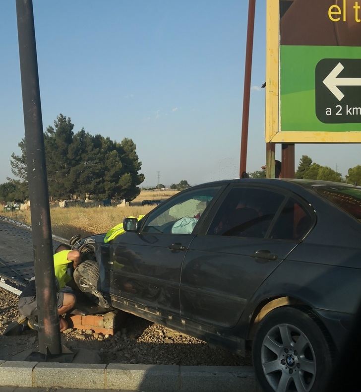 Nuevo accidente en una rotonda de Albacete, este domingo en la carretera de Valencia