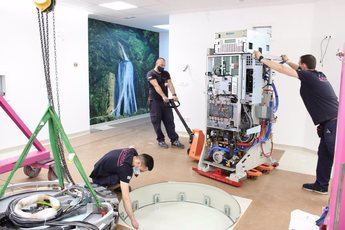 El Hospital de Albacete recibe el primer acelerador lineal para la renovación del Servicio de Oncología