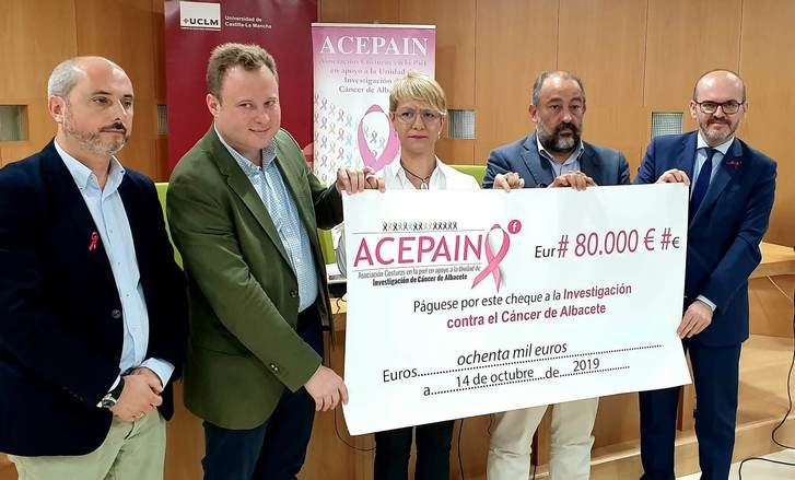 La Diputación y el Ayuntamiento de Albacete, junto a ACEPAIN en la entrega de fondos al doctor Ocaña para la investigación contra el Cáncer