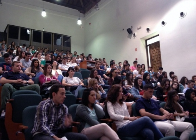 Alumnos de la UCLM presentan cinco planes de marketing a la empresa Delaviuda