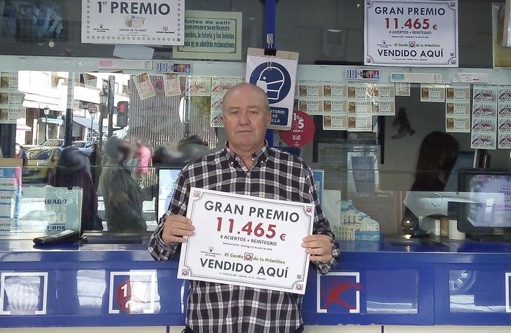 Lorenzo Encinas con el cartel del premio de la administración Lotería 11 Albacete.