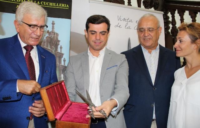 Arcos Hermanos dona al Museo de la Cuchillería de Albacete una tijera de escritorio del año 1734