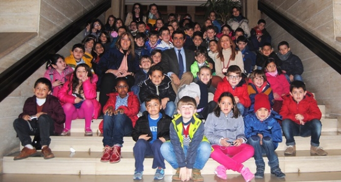Los niños del colegio María Llanos Martínez reciben las explicaciones del alcalde del funcionamiento del Ayuntamiento de Albacete