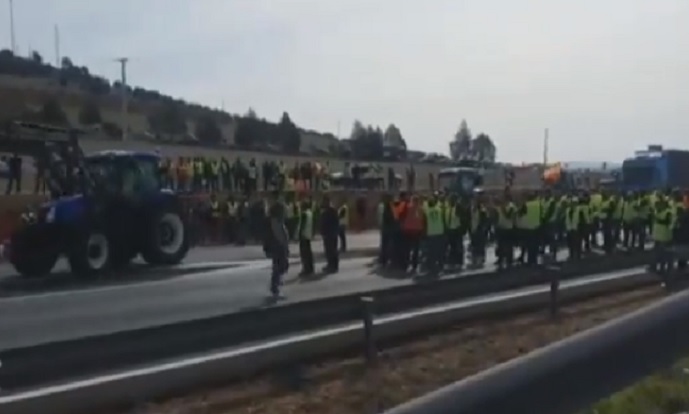 Los agricultores cortan la A4 en ambos sentidos en la provincia de Ciudad Real