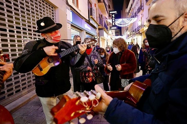 Rondas de aguilanderos y cantos navideños animan estos días las calles de Albacete